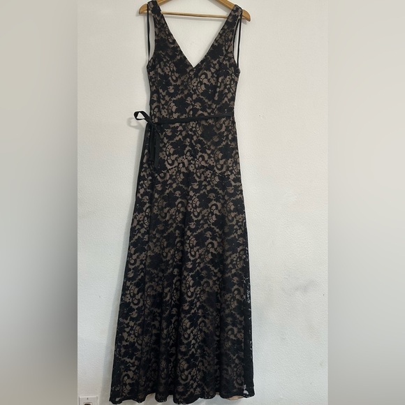 B. Smart Black and Tan Sleeveless V-Neck Party Dress - Picture 5 of 12